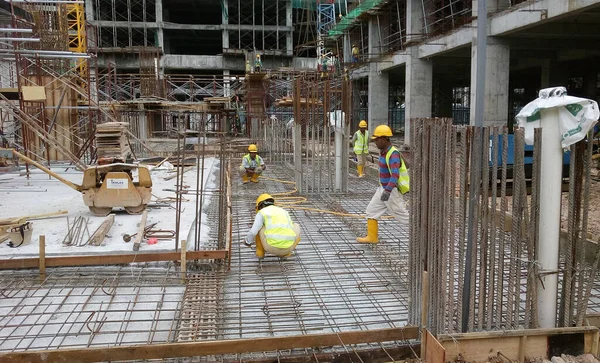 Malacca Malaysia Janeiro 2017 Trabalhadores Construção Instalam Fabricam Barras Reforço — Fotografia de Stock