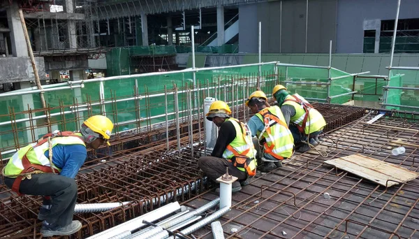 Malacca Malaysia Janeiro 2017 Trabalhadores Construção Instalam Fabricam Barras Reforço — Fotografia de Stock