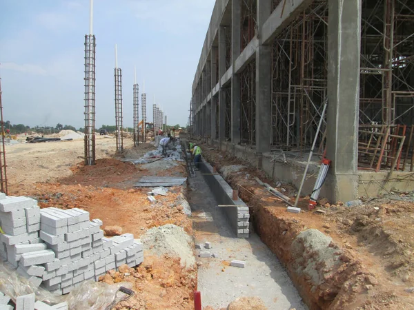 JASIN, MALAYSIA - SEPTEMBER 09, 2016: İnşaat alanında inşaat halindeki tuğla duvar işçiliği. Çamur tuğlası çimento harcı kullanılarak birbirine tutturulmuş..   