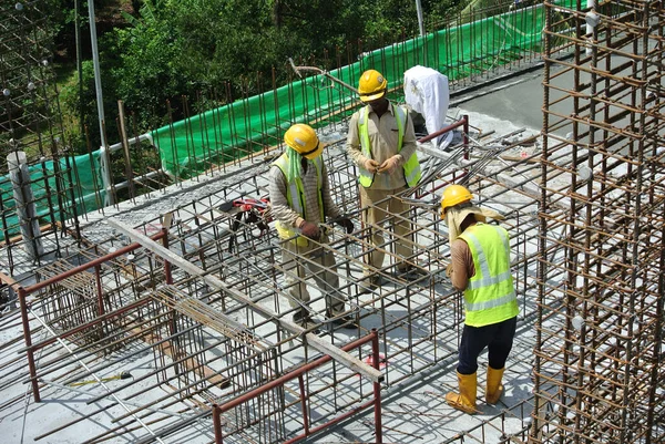 Malacca Malaysia Januari 2017 Byggnadsarbetare Monterar Och Tillverkar Golvskyddsbåge Byggarbetsplatsen — Stockfoto