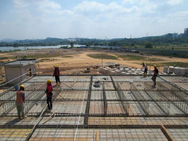 Malacca Malaysia Janeiro 2017 Trabalhadores Construção Instalam Fabricam Barras Reforço — Fotografia de Stock