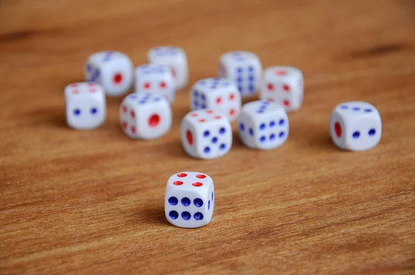 Tahta doku arkaplanına rastgele beyaz zarlar konuldu. 