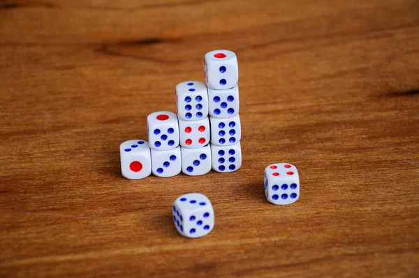 Beyaz zarlar ahşap dokudaki basamaklar gibi üst üste dizilmiş.. 