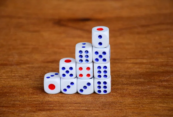 Beyaz zarlar ahşap dokudaki basamaklar gibi üst üste dizilmiş.. 