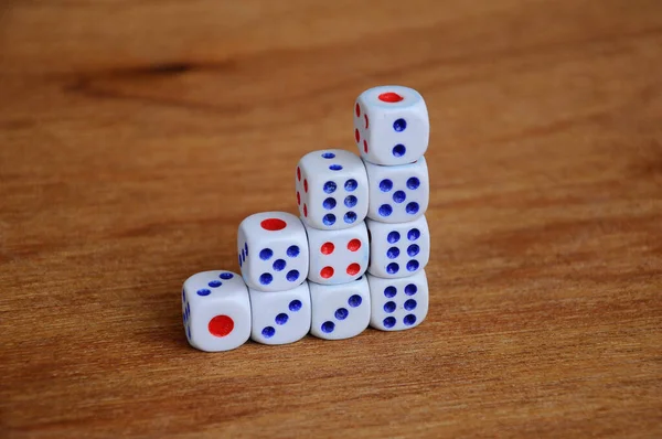 Beyaz zarlar ahşap dokudaki basamaklar gibi üst üste dizilmiş.. 