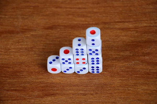 Beyaz zarlar ahşap dokudaki basamaklar gibi üst üste dizilmiş.. 