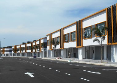 Seremban, Malezya - 25 Ocak 2017: Seremban, Malezya 'da iki katlı renkli ticari dükkan alanı. Bina hala boş ve kiracı veya ev sahibinin taşınmasını bekliyor..   