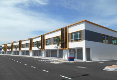 Seremban, Malezya - 25 Ocak 2017: Seremban, Malezya 'da iki katlı renkli ticari dükkan alanı. Bina hala boş ve kiracı veya ev sahibinin taşınmasını bekliyor..   