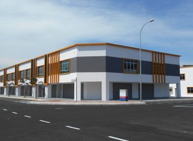 Seremban, Malezya - 25 Ocak 2017: Seremban, Malezya 'da iki katlı renkli ticari dükkan alanı. Bina hala boş ve kiracı veya ev sahibinin taşınmasını bekliyor..   