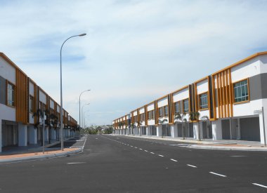 Seremban, Malezya - 25 Ocak 2017: Seremban, Malezya 'da iki katlı renkli ticari dükkan alanı. Bina hala boş ve kiracı veya ev sahibinin taşınmasını bekliyor..   