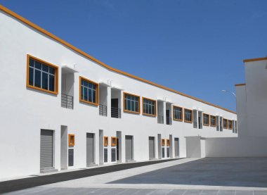 Seremban, Malezya - 25 Ocak 2017: Seremban, Malezya 'da iki katlı renkli ticari dükkan alanı. Bina hala boş ve kiracı veya ev sahibinin taşınmasını bekliyor..   