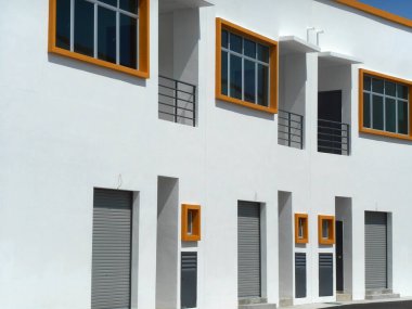 Seremban, Malezya - 25 Ocak 2017: Seremban, Malezya 'da iki katlı renkli ticari dükkan alanı. Bina hala boş ve kiracı veya ev sahibinin taşınmasını bekliyor..   