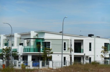 SENDAYAN, MALAYSIA - 26 HAZİRAN 2017: Sendayan, Malezya 'da iki katlı lüks teras evi cephesi.  