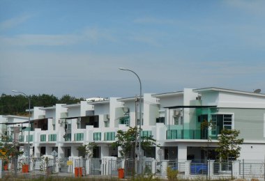 SENDAYAN, MALAYSIA - 26 HAZİRAN 2017: Sendayan, Malezya 'da iki katlı lüks teras evi cephesi.  