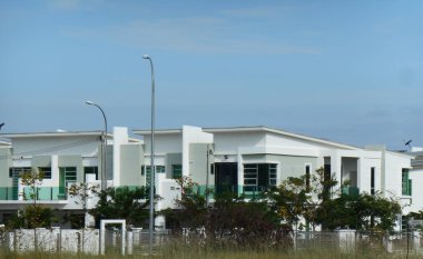SENDAYAN, MALAYSIA - 26 HAZİRAN 2017: Sendayan, Malezya 'da iki katlı lüks teras evi cephesi.  