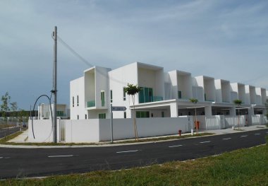 SENDAYAN, MALAYSIA - 26 HAZİRAN 2017: Sendayan, Malezya 'da iki katlı lüks teras evi cephesi.  