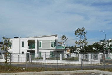 SENDAYAN, MALAYSIA - 26 HAZİRAN 2017: Sendayan, Malezya 'da iki katlı lüks teras evi cephesi.  