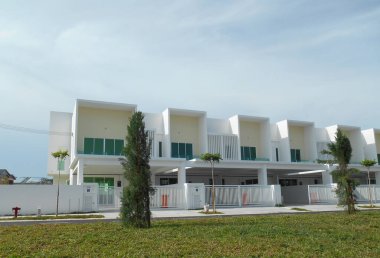 SENDAYAN, MALAYSIA - 26 HAZİRAN 2017: Sendayan, Malezya 'da iki katlı lüks teras evi cephesi.  