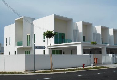 SENDAYAN, MALAYSIA - 26 HAZİRAN 2017: Sendayan, Malezya 'da iki katlı lüks teras evi cephesi.  