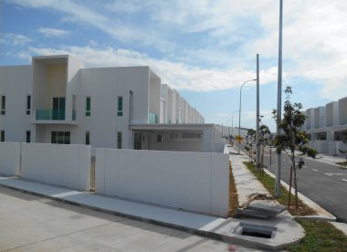 SENDAYAN, MALAYSIA - 26 HAZİRAN 2017: Sendayan, Malezya 'da iki katlı lüks teras evi cephesi.  