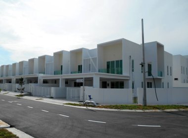 SENDAYAN, MALAYSIA - 26 HAZİRAN 2017: Sendayan, Malezya 'da iki katlı lüks teras evi cephesi.  