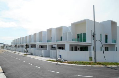 SENDAYAN, MALAYSIA - 26 HAZİRAN 2017: Sendayan, Malezya 'da iki katlı lüks teras evi cephesi.  