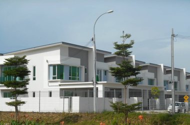 SENDAYAN, MALAYSIA - 26 HAZİRAN 2017: Sendayan, Malezya 'da iki katlı lüks teras evi cephesi.  
