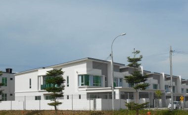 SENDAYAN, MALAYSIA - 26 HAZİRAN 2017: Sendayan, Malezya 'da iki katlı lüks teras evi cephesi.  