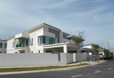 SENDAYAN, MALAYSIA - 26 HAZİRAN 2017: Sendayan, Malezya 'da iki katlı lüks teras evi cephesi.  