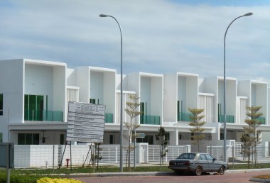 SENDAYAN, MALAYSIA - 26 HAZİRAN 2017: Sendayan, Malezya 'da iki katlı lüks teras evi cephesi.  