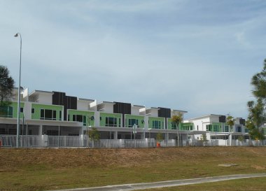 SENDAYAN, MALAYSIA - 26 HAZİRAN 2017: Sendayan, Malezya 'da iki katlı lüks teras evi cephesi.  