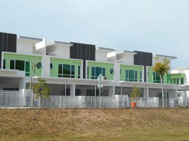 SENDAYAN, MALAYSIA - 26 HAZİRAN 2017: Sendayan, Malezya 'da iki katlı lüks teras evi cephesi.  