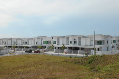 SENDAYAN, MALAYSIA - 26 HAZİRAN 2017: Sendayan, Malezya 'da iki katlı lüks teras evi cephesi.  