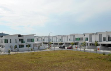 Seremban, Malezya - 25 Ocak 2017: Seremban, Malezya 'da iki katlı renkli ticari dükkan alanı. Bina hala boş ve kiracı veya ev sahibinin taşınmasını bekliyor..   