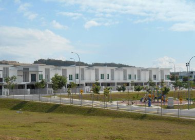 SENDAYAN, MALAYSIA - 26 HAZİRAN 2017: Sendayan, Malezya 'da iki katlı lüks teras evi cephesi.  