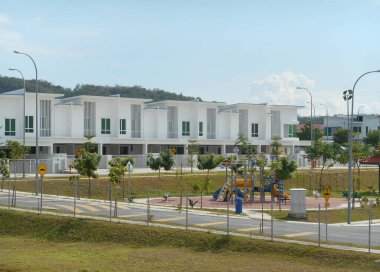 SENDAYAN, MALAYSIA - 26 HAZİRAN 2017: Sendayan, Malezya 'da iki katlı lüks teras evi cephesi.  