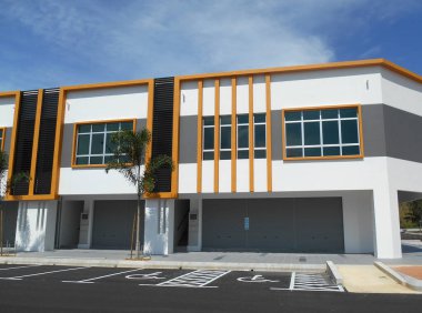 Seremban, Malezya - 25 Ocak 2017: Seremban, Malezya 'da iki katlı renkli ticari dükkan alanı. Bina hala boş ve kiracı veya ev sahibinin taşınmasını bekliyor..   