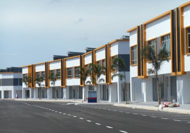 Seremban, Malezya - 25 Ocak 2017: Seremban, Malezya 'da iki katlı renkli ticari dükkan alanı. Bina hala boş ve kiracı veya ev sahibinin taşınmasını bekliyor..   