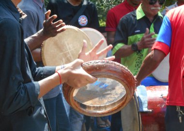 JASIN, MALAYSIA - 18 ARALIK 2017: Kompang müzik çalar grubu. Kompang Malezya 'da geleneksel Malezya düğününde çalınan geleneksel bir Malezya davuludur..