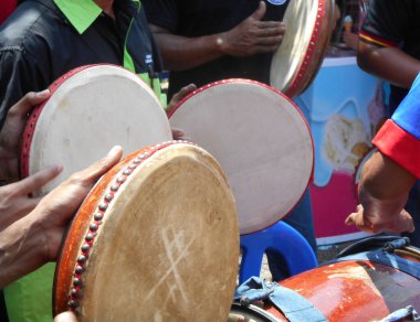 JASIN, MALAYSIA - 18 ARALIK 2017: Kompang müzik çalar grubu. Kompang Malezya 'da geleneksel Malezya düğününde çalınan geleneksel bir Malezya davuludur..