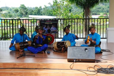 SELANGOR, MALAYSIA - 07 Aralık 2016: Yetişkin bir erkek grubu nobat oynuyor. Nobat, Malay Kraliyet Töreni için bir müzik enstrümanı grubudur.. 