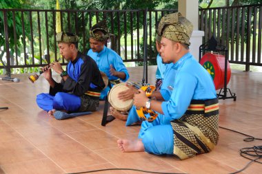 SELANGOR, MALAYSIA - 07 Aralık 2016: Yetişkin bir erkek grubu nobat oynuyor. Nobat, Malay Kraliyet Töreni için bir müzik enstrümanı grubudur.. 