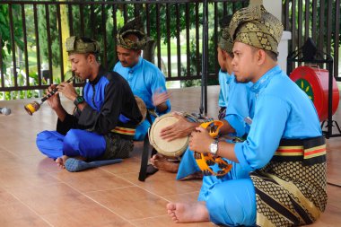 SELANGOR, MALAYSIA - 07 Aralık 2016: Yetişkin bir erkek grubu nobat oynuyor. Nobat, Malay Kraliyet Töreni için bir müzik enstrümanı grubudur.. 