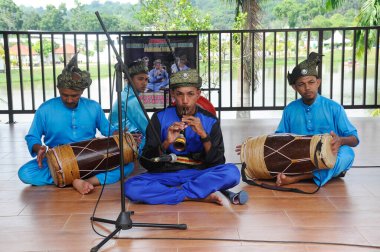 SELANGOR, MALAYSIA - 07 Aralık 2016: Yetişkin bir erkek grubu nobat oynuyor. Nobat, Malay Kraliyet Töreni için bir müzik enstrümanı grubudur.. 