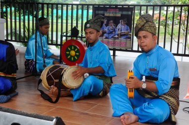 SELANGOR, MALAYSIA - 07 Aralık 2016: Yetişkin bir erkek grubu nobat oynuyor. Nobat, Malay Kraliyet Töreni için bir müzik enstrümanı grubudur.. 
