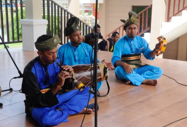SELANGOR, MALAYSIA - 07 Aralık 2016: Yetişkin bir erkek grubu nobat oynuyor. Nobat, Malay Kraliyet Töreni için bir müzik enstrümanı grubudur.. 