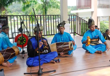 SELANGOR, MALAYSIA - 07 Aralık 2016: Yetişkin bir erkek grubu nobat oynuyor. Nobat, Malay Kraliyet Töreni için bir müzik enstrümanı grubudur.. 