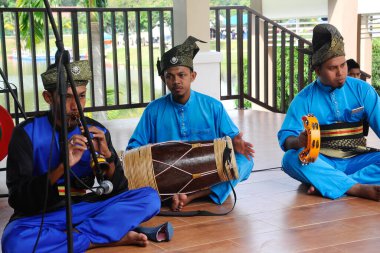 SELANGOR, MALAYSIA - 07 Aralık 2016: Yetişkin bir erkek grubu nobat oynuyor. Nobat, Malay Kraliyet Töreni için bir müzik enstrümanı grubudur.. 