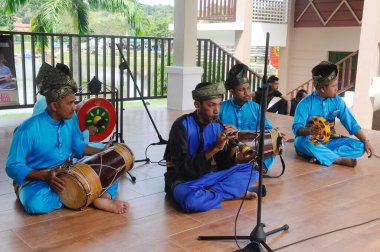 SELANGOR, MALAYSIA - 07 Aralık 2016: Yetişkin bir erkek grubu nobat oynuyor. Nobat, Malay Kraliyet Töreni için bir müzik enstrümanı grubudur.. 