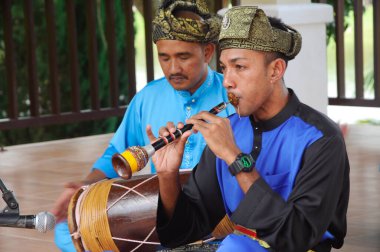 SELANGOR, MALAYSIA - 17 ARALIK 2016: Bir adam nafiri oynuyor. Nafiri sadece Malezya 'nın nobat orkestralarında bulunan bir tür trompettir..
